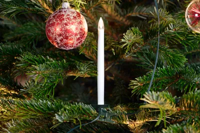 Produktbild von Konstsmide - LED Baumkette "slim line", 16 große Topbirnen mit Schalter, 16 warm weiße Dioden, 4.5V Innentrafo, grünes Kabel ; 1170-000