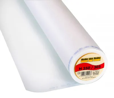Vlieseline H 250 Bügeleinlage in Weiß auf der Rolle als Meterware.