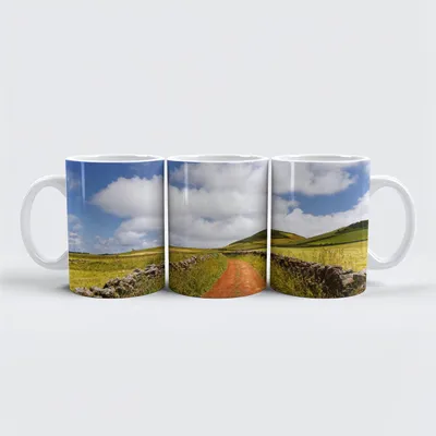 Image de tasse raxxa Premium "Voie rouge dans un paysage vallonné