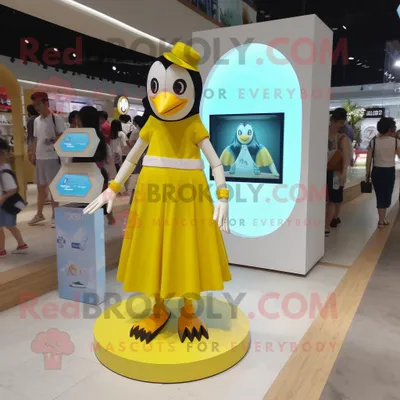 Produktbild von Zitronengelber REDBROKOLY Pinguin Maskottchen Kostüm charakter bekleidet mit einem Midi-Kleid und Armbanduhren