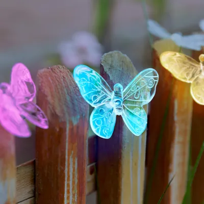 Produktbild von Solarbetriebene LED-Lichterkette in Schmetterlingsform – 10 farbige LEDs – 2 m – Solarbetrieben – Schaltet sich bei Dämmerung automatisch ein – Dekorative Außenbeleuchtung für Garten, Balkon und Terrasse [11758A]
