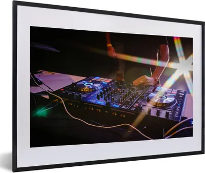 Produktbild von MuchoWow® Gerahmtes Poster Mischpult mit einer hellen Leuchte im Hintergrund 60x40 cm - Poster mit Schwarzem Bilderrahmen Wandposter Rahmen Foto Bilder - Schlafzimmer - Plakat in Rahmen - Drucken