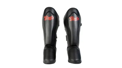 Produktbild von Gladts Classic Schienbeinschoner – Schwarz mit rotem Logo – Größe XL – Hochwertiger Schutz für Kickboxen & Muay Thai