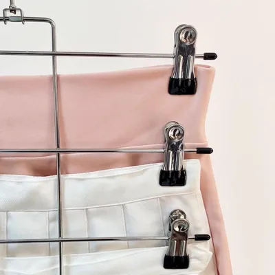 Produktbild von Faltbarer Hosenbügel aus Metall mit 12 rutschfesten Clips für Jeans und Röcke