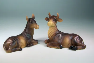 Produktbild von Krippenfiguren Ochs und Esel  aus Polyresin. 7-8 cm hoch. Handbemalt
