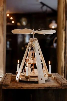 Produktbild von Pyramide mit Seiffener Motiv natur Höhe 40 cm NEU