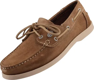 Das Bild zeigt einen flachen Schuh in hellbraunem Farbton. Der Schuh ist von der Seite betrachtet und hebt seine schlichte Eleganz hervor.