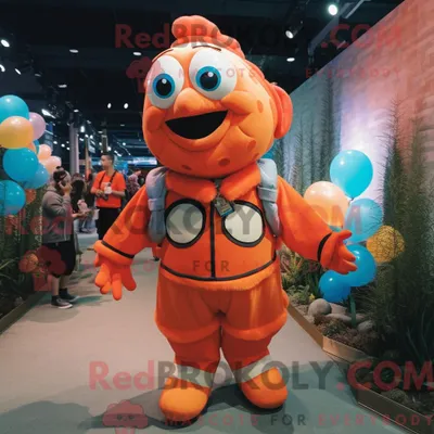 Productafbeelding van Mascottefiguur REDBROKOLY van een oranje clownvis gekleed met een jas en hoofdbanden