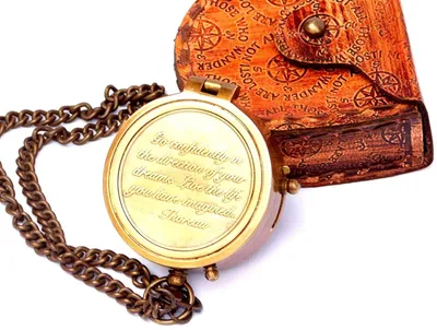 Image de Omgoods - Boussole de poche gravée, avec étui en cuir. Matériau : laiton