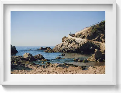 Produktbild von Strand an der Costa Brava– Wandbild mit Rahmen – Gerahmtes Bild  – Wanddekoration – 70x50 cm –  Weiß Rahmen
