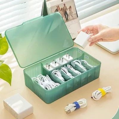 Produktbild von Famanu Kabelaufbewahrungsbox mit Deckel - Kabelorganizer mit 7 Fächern für Datenkabel und Ladegeräte - inklusive Kabelbindern und Sortieretiketten