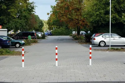 Produktbild von Absperrpfosten Stahlrohr Ø 76 mm x 2,6 mm ortsfest zum Einbetonieren mit 1 Öse weiß-rot H = 1400 mm