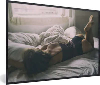 Produktbild von MuchoWow® Gerahmtes Poster Frau in Dessous wird auf dem Bett ausgezählt 90x60 cm - Poster mit Schwarzem Bilderrahmen Wandposter Rahmen Foto Bilder - Fotorahmen - Foto-Plakat