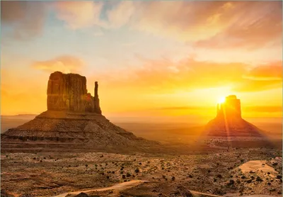 Produktbild von Wallario Fototapete Vliestapete, seidenmatte Oberfläche, einfache Verarbeitung, Größe 300 x 210 cm, Motiv Monument bei Sonnenuntergang