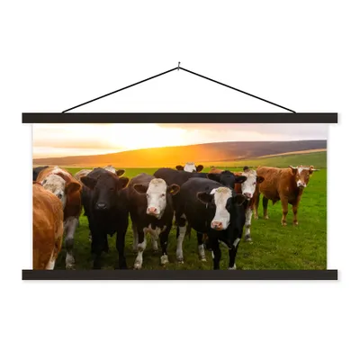 Produktbild von MuchoWow® Textilposter Kühe - Hügel - Sonnenuntergang - Gras - Grün 60x30 cm mit schwarzem Rahmen - Textilien
