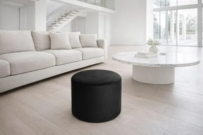 Produktbild von Schwarzer Runder Samt‑Pouf 60×45 cm – Sitzhocker / Fußhocker, KI-generiertes Bild