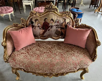 Produktbild von Casa Padrino Barock Sofa Rosa / Mehrfarbig / Gold - Handgefertigtes Wohnzimmer Sofa im Barockstil - Prunkvolle Barock Möbel - Barockstil Wohnzimmer Möbel - Edel & Prunkvoll