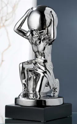 Productafbeelding van Gilde Keramik Skulptur "Atlas" silber, schwarze Base 45028 /Abverkauf nur solange Vorrat reicht