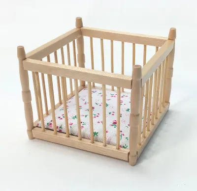 Produktbild von Miniatur Laufstall Holz lackiert. Für 1:12 Puppenstuben. 8,5x8,5x7cm