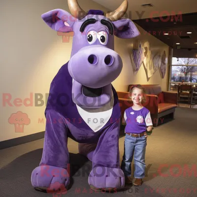 Productafbeelding van Mascottefiguur REDBROKOLY van een paarse Guernsey-koe gekleed met een moederjeans en stropdassen