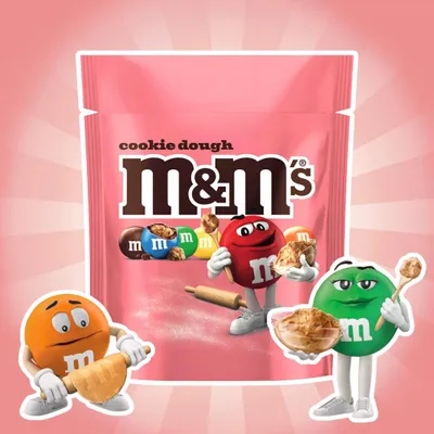 Produktbild von M&M's Cookie Dough Schokolinsen mit Keksteigfüllung 102 g – Knusprige Schokolade mit Cookie Dough Kern + Heartforcards Versandschutz