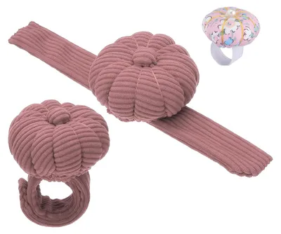 Produktbild von Handgelenk-Nadelkissen mit Kürbis-Design und integrierter Aufbewahrungsröhre für Nähzubehör