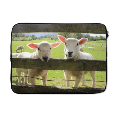 Produktbild von MuchoWow® Laptop Hülle 13 Zoll Schaf - Holz - Lamm Laptoptasche - Laptophülle - Sleeve - Rundumschutz
