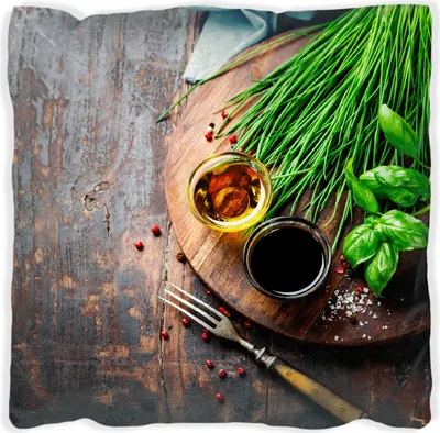 Produktbild von Wallario Premium Kissen, weiche Oberfläche, mit Motiv Kräuter, Öle und Gewürze auf einem Holzbrett, Größe: 60 x 60 cm, mit weißer Rückseite