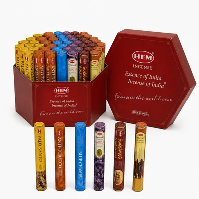 Productafbeelding van HEM – Wierookstokjes Assortiment – 60 Pakjes x 20 Stokjes – 6 Geuren – 1.200 Stuks – Inclusief Displayverpakking, AI-gegenereerde afbeelding