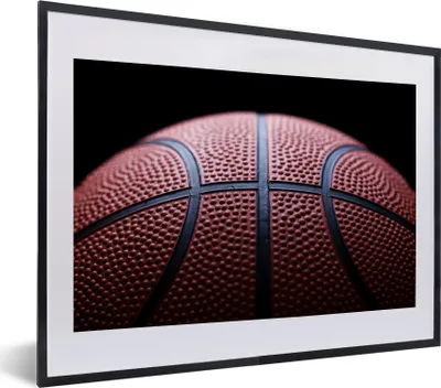 Produktbild von MuchoWow® MuchoWow® Gerahmtes Poster Ein Basketball auf schwarzem Hintergrund 40x30 cm - Poster mit zchwarzem Bilderrahmen - Bilderrahmen - Poster im Rahmen