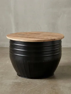 Design Wohnzimmertisch aus Holz und Metall in 3/4-Ansicht, die die gerippte Struktur des schwarzen Korpus und die aufklappbare Tischplatte zeigt._#sku_BARWL6.324#