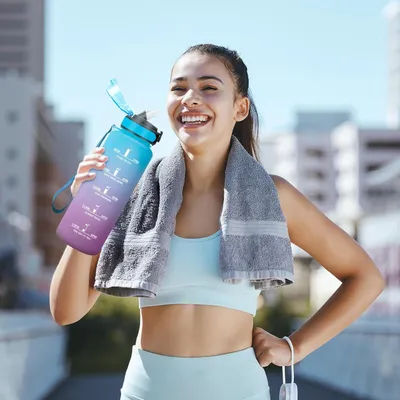 Produktbild von Große 1,5 Liter Sporttrinkflasche mit Strohhalm und Zeitmarkierungen - Auslaufsicher und Geeignet für Kohlensäurehaltige Getränke