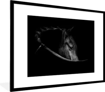 Produktbild von MuchoWow® Gerahmtes Poster Pferde - Porträt - Schwarz - Tiere 80x60 cm - Poster mit Schwarzem Bilderrahmen Wandposter Rahmen Foto Bilder - Schlafzimmer-Dekorationen - Fotoposter