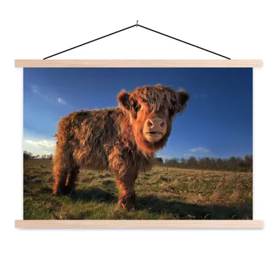 Produktbild von MuchoWow® Textilposter Schottische Highlander - Himmel - Gras 120x80 cm mit holzfarbenen Rahmen - Aufhängeset