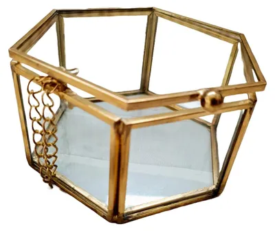 Image de Élégante boîte à anneaux en verre avec bordure dorée, idéale pour les mariages