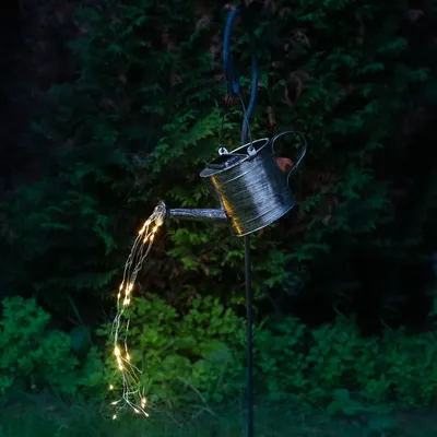 Produktbild von LED Solar Gießkanne mit Erdspieß - 28 warmweiße LED - mit Wasserfalleffekt - H: 90cm - Lichtsensor