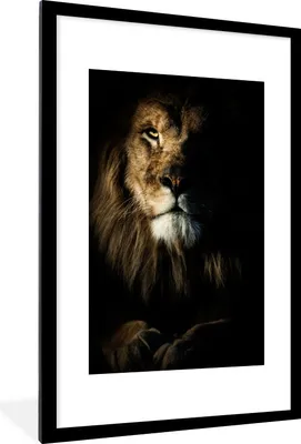 Produktbild von MuchoWow® Gerahmtes Poster Löwe - Licht - Porträt 60x90 cm - Poster mit Schwarzem Bilderrahmen Wandposter Rahmen Foto Bilder - Dekoration - Wandposter Wohnzimmer - Hochwertig