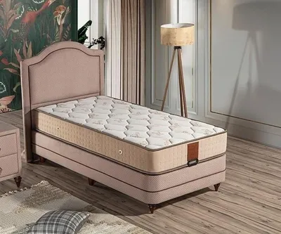 Produktbild von Elegantes Bett mit Matratze aus Holz und Textil in Beigetönen