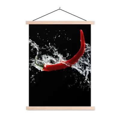 Produktbild von MuchoWow® Textilposter Chilischote - Stilleben - Wasser - Schwarz - Rot 40x53 cm mit holzfarbenen Rahmen - Schlafzimmer