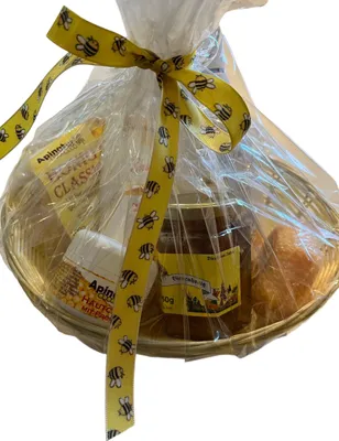Produktbild von Geschenkkorb mit Pflegeprodukten und Honig