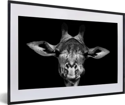 Produktbild von MuchoWow® Gerahmtes Poster Giraffe - Porträt - Tiere - Schwarz - Weiß 60x40 cm - Poster mit Schwarzem Bilderrahmen Wandposter Rahmen Foto Bilder - Schlafzimmer - Plakat in Rahmen - Drucken