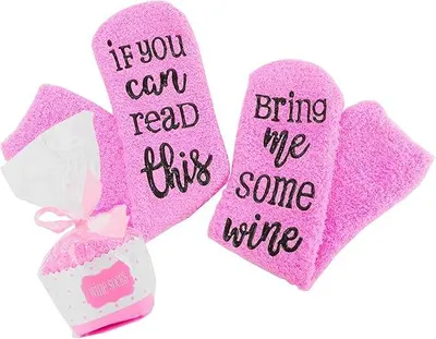 Produktbild von Lustige Weinsocken Damen – If you can read this bring me some wine – Rosa Flauschige Anti Rutsch Kuschelsocken mit Spruch als Geschenkidee für Frauen