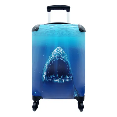 Produktbild von MuchoWow® Koffer Handgepäck Trolley Rollkoffer Kleine Reisekoffer mit 4 Rollen - Der Hai fletscht seine Zähne - Cabin Size < 55x40x23 cm & 55x40x20 cm - Fotokoffer - Kabinenkoffer - Boardgepäck - Reise-Box - Reisekoffer - Reisegepäck - Koffer mit Bild - Trolley für Kinder