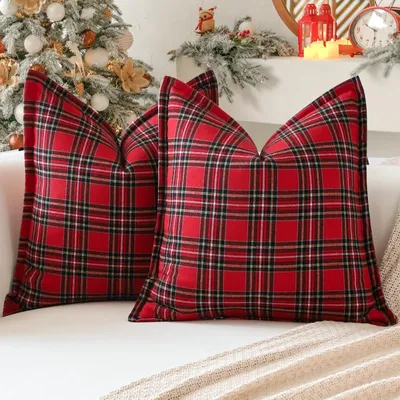 Zdjęcie produktu dla Omgoods - Zestaw 2 świątecznych poszewek na poduszki w szkocką kratę, 45x45 cm