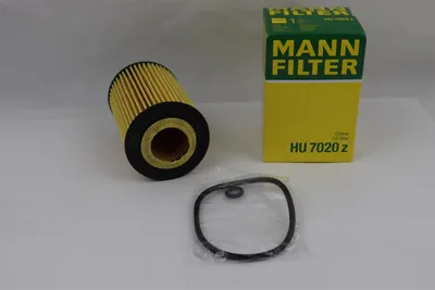A new Mann Filter oil filter and its packaging are displayed on a white background.