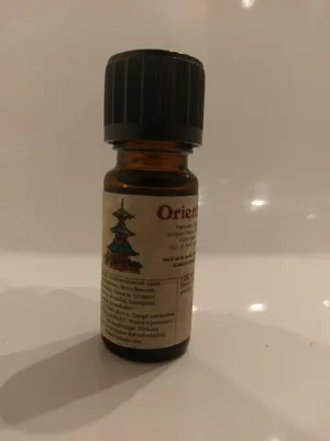 Kleine braune Flasche mit einem schwarzen Verschluss. Auf dem Etikett steht "Oriental".
