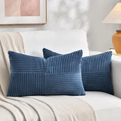 Produktbild von Set mit 2 Kissenbezügen aus hellblauem Cord (40 x 80 cm). Weiche, moderne Dekokissenbezüge für Sofa, Schlafzimmer, Wohnzimmer und Bett. Boho-Dekoration.