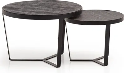 Zwei runde Couchtische aus Akazienholz mit schwarzem Metallgestell in Gesamtansicht nebeneinander.