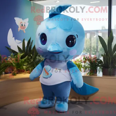 Produktbild von Maskottchen REDBROKOLY eines blauen Narwals mit Spielanzug und Mütze