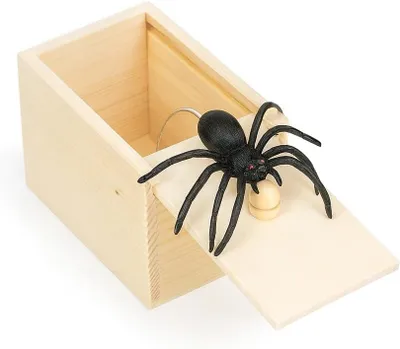 Produktbild von The Original Spider Prank Box - Scherzartikel zum Lustig Erschrecken - Überraschungsbox mit Spinne in einer Holzkiste, Spielzeug-Streich